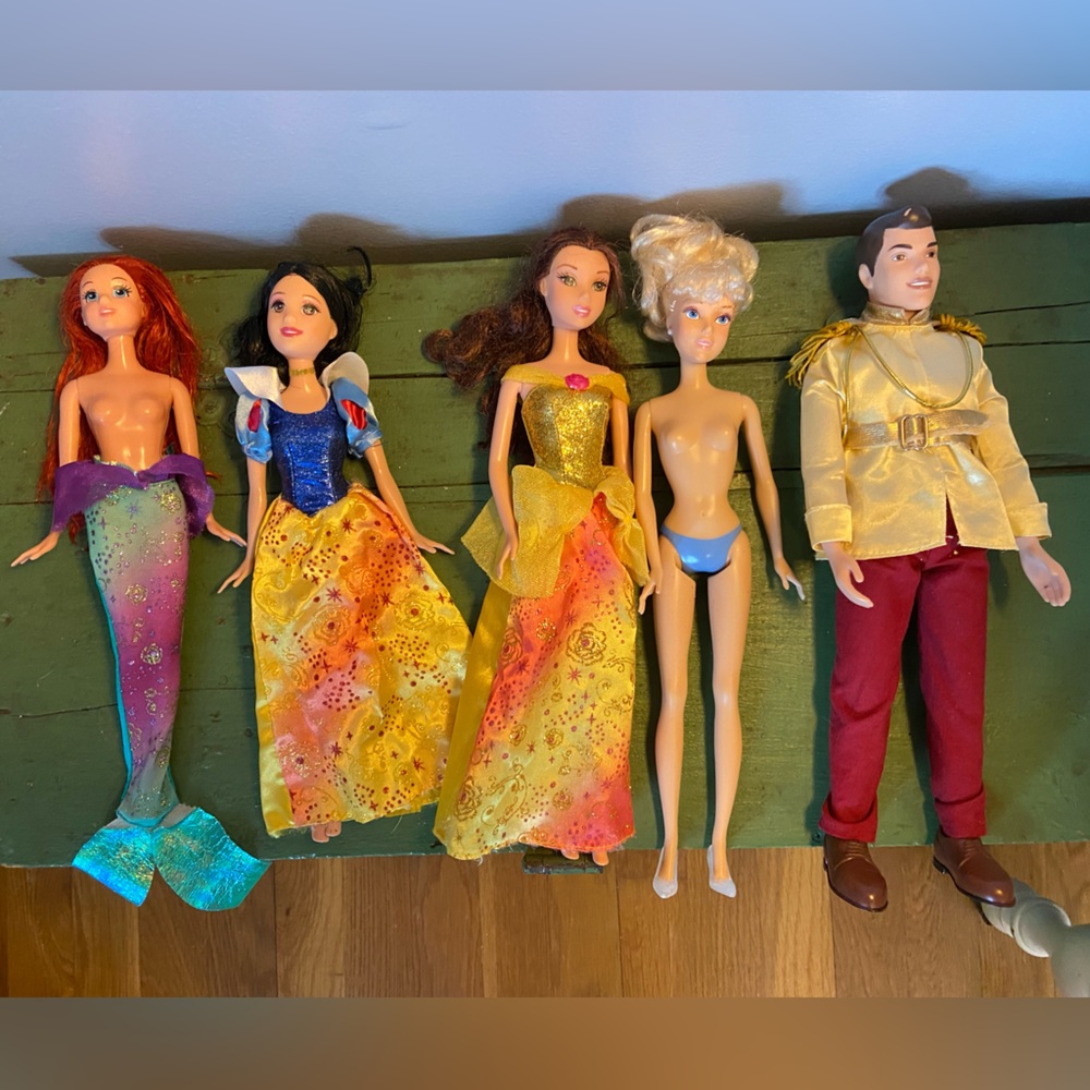 Lot of Disney Princess dolls and clothes (5 dolls)